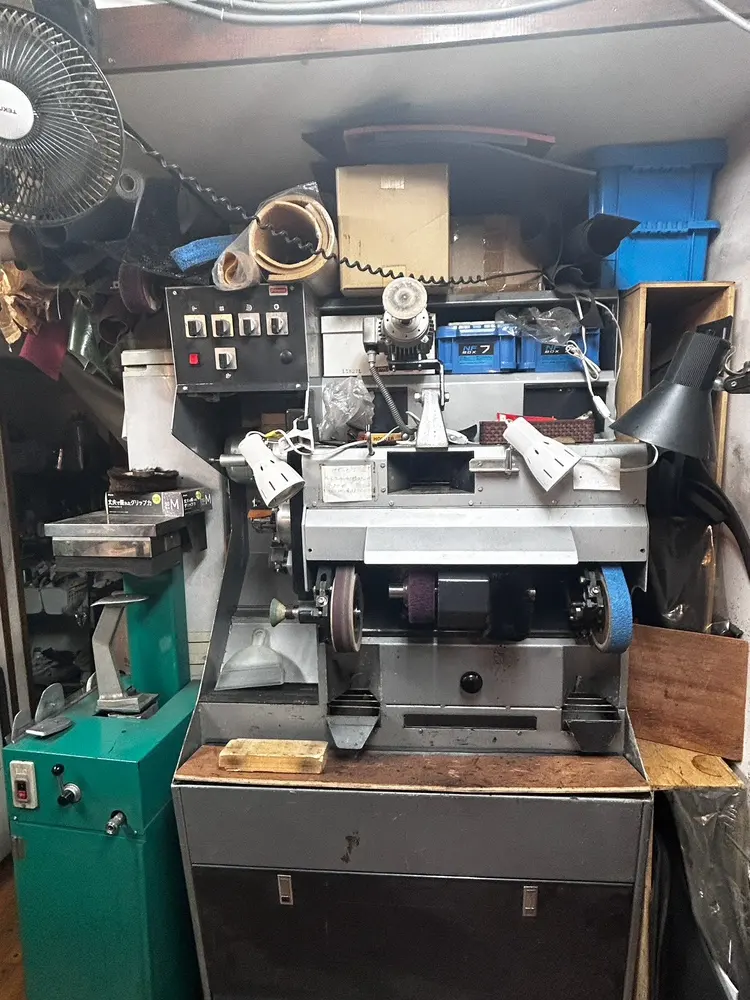 靴底を整える研磨機